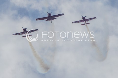  22.08.2015 RADOM <br />MIEDZYNARODOWE POKAZY LOTNICZE RADOM AIRSHOW 2015 <br />PODCZAS POKAZOW ZAPREZENTOWANYCH ZOSTANIE 180 STATKOW POWIETRZNYCH Z 22 KRAJOW <br />N/Z GRUPA AKROBACYJNA FIREBIRDS SAMOLOT EXTRA 330<br /> 