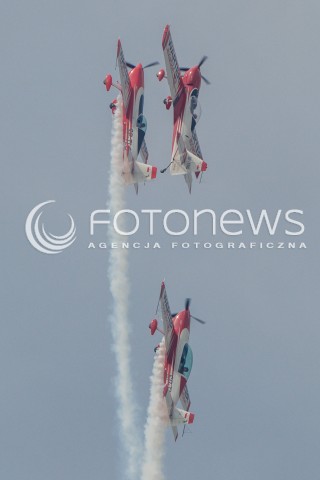  22.08.2015 RADOM <br />MIEDZYNARODOWE POKAZY LOTNICZE RADOM AIRSHOW 2015 <br />PODCZAS POKAZOW ZAPREZENTOWANYCH ZOSTANIE 180 STATKOW POWIETRZNYCH Z 22 KRAJOW <br />N/Z GRUPA AKROBACYJNA FIREBIRDS SAMOLOT EXTRA 330<br /> 