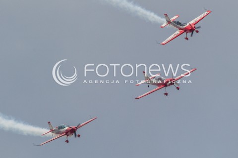  22.08.2015 RADOM <br />MIEDZYNARODOWE POKAZY LOTNICZE RADOM AIRSHOW 2015 <br />PODCZAS POKAZOW ZAPREZENTOWANYCH ZOSTANIE 180 STATKOW POWIETRZNYCH Z 22 KRAJOW <br />N/Z GRUPA AKROBACYJNA FIREBIRDS SAMOLOT EXTRA 330<br /> 