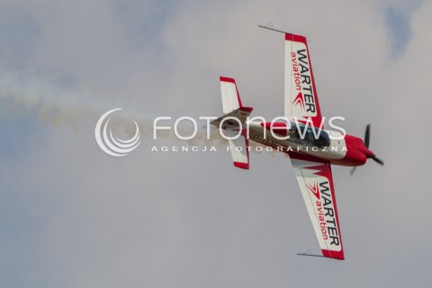  22.08.2015 RADOM <br />MIEDZYNARODOWE POKAZY LOTNICZE RADOM AIRSHOW 2015 <br />PODCZAS POKAZOW ZAPREZENTOWANYCH ZOSTANIE 180 STATKOW POWIETRZNYCH Z 22 KRAJOW <br />N/Z GRUPA AKROBACYJNA FIREBIRDS SAMOLOT EXTRA 330<br /> 