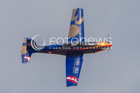  22.08.2015 RADOM <br />MIEDZYNARODOWE POKAZY LOTNICZE RADOM AIRSHOW 2015 <br />PODCZAS POKAZOW ZAPREZENTOWANYCH ZOSTANIE 180 STATKOW POWIETRZNYCH Z 22 KRAJOW <br />N/Z SAMOLOT PILATUS PC-7 AUSTRIACKICH SIL POWIETRNYCH<br /> 