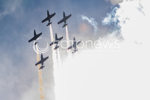  22.08.2015 RADOM <br />MIEDZYNARODOWE POKAZY LOTNICZE RADOM AIRSHOW 2015 <br />PODCZAS POKAZOW ZAPREZENTOWANYCH ZOSTANIE 180 STATKOW POWIETRZNYCH Z 22 KRAJOW <br />N/Z ZESPOL AKROBACYNY BIALO-CZERWONE ISKRY SAMOLOT TS-11 ISKRA<br /> 