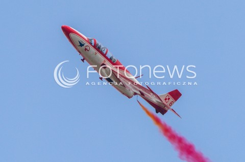  22.08.2015 RADOM <br />MIEDZYNARODOWE POKAZY LOTNICZE RADOM AIRSHOW 2015 <br />PODCZAS POKAZOW ZAPREZENTOWANYCH ZOSTANIE 180 STATKOW POWIETRZNYCH Z 22 KRAJOW <br />N/Z ZESPOL AKROBACYNY BIALO-CZERWONE ISKRY SAMOLOT TS-11 ISKRA<br /> 