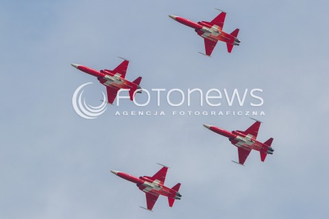  22.08.2015 RADOM <br />MIEDZYNARODOWE POKAZY LOTNICZE RADOM AIRSHOW 2015 <br />PODCZAS POKAZOW ZAPREZENTOWANYCH ZOSTANIE 180 STATKOW POWIETRZNYCH Z 22 KRAJOW <br />N/Z SZWAJCARSKI ZESPOL AKROBACYJNY PATROUILLE SUISSE LATAJACY NA SAMOLOTACH NORTHROP F-5E TIGER II<br /> 