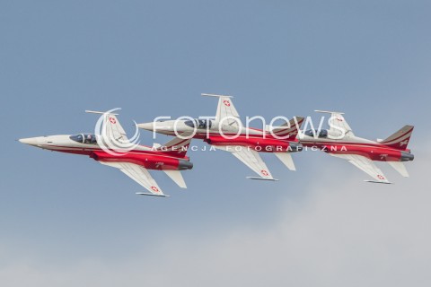  22.08.2015 RADOM <br />MIEDZYNARODOWE POKAZY LOTNICZE RADOM AIRSHOW 2015 <br />PODCZAS POKAZOW ZAPREZENTOWANYCH ZOSTANIE 180 STATKOW POWIETRZNYCH Z 22 KRAJOW <br />N/Z SZWAJCARSKI ZESPOL AKROBACYJNY PATROUILLE SUISSE LATAJACY NA SAMOLOTACH NORTHROP F-5E TIGER II<br /> 