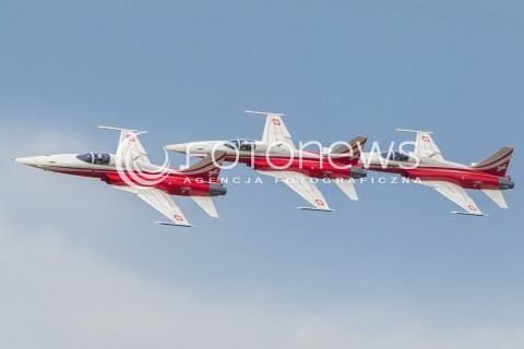  22.08.2015 RADOM <br />MIEDZYNARODOWE POKAZY LOTNICZE RADOM AIRSHOW 2015 <br />PODCZAS POKAZOW ZAPREZENTOWANYCH ZOSTANIE 180 STATKOW POWIETRZNYCH Z 22 KRAJOW <br />N/Z SZWAJCARSKI ZESPOL AKROBACYJNY PATROUILLE SUISSE LATAJACY NA SAMOLOTACH NORTHROP F-5E TIGER II<br /> 