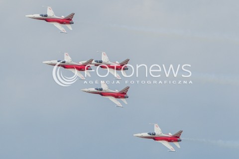  22.08.2015 RADOM <br />MIEDZYNARODOWE POKAZY LOTNICZE RADOM AIRSHOW 2015 <br />PODCZAS POKAZOW ZAPREZENTOWANYCH ZOSTANIE 180 STATKOW POWIETRZNYCH Z 22 KRAJOW <br />N/Z SZWAJCARSKI ZESPOL AKROBACYJNY PATROUILLE SUISSE LATAJACY NA SAMOLOTACH NORTHROP F-5E TIGER II<br /> 