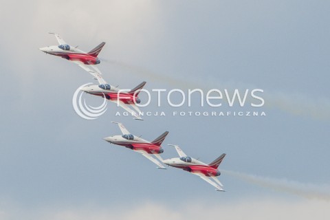  22.08.2015 RADOM <br />MIEDZYNARODOWE POKAZY LOTNICZE RADOM AIRSHOW 2015 <br />PODCZAS POKAZOW ZAPREZENTOWANYCH ZOSTANIE 180 STATKOW POWIETRZNYCH Z 22 KRAJOW <br />N/Z SZWAJCARSKI ZESPOL AKROBACYJNY PATROUILLE SUISSE LATAJACY NA SAMOLOTACH NORTHROP F-5E TIGER II<br /> 