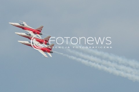  22.08.2015 RADOM <br />MIEDZYNARODOWE POKAZY LOTNICZE RADOM AIRSHOW 2015 <br />PODCZAS POKAZOW ZAPREZENTOWANYCH ZOSTANIE 180 STATKOW POWIETRZNYCH Z 22 KRAJOW <br />N/Z SZWAJCARSKI ZESPOL AKROBACYJNY PATROUILLE SUISSE LATAJACY NA SAMOLOTACH NORTHROP F-5E TIGER II<br /> 