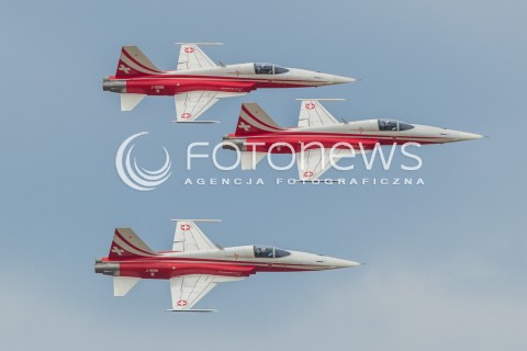  22.08.2015 RADOM <br />MIEDZYNARODOWE POKAZY LOTNICZE RADOM AIRSHOW 2015 <br />PODCZAS POKAZOW ZAPREZENTOWANYCH ZOSTANIE 180 STATKOW POWIETRZNYCH Z 22 KRAJOW <br />N/Z SZWAJCARSKI ZESPOL AKROBACYJNY PATROUILLE SUISSE LATAJACY NA SAMOLOTACH NORTHROP F-5E TIGER II<br /> 