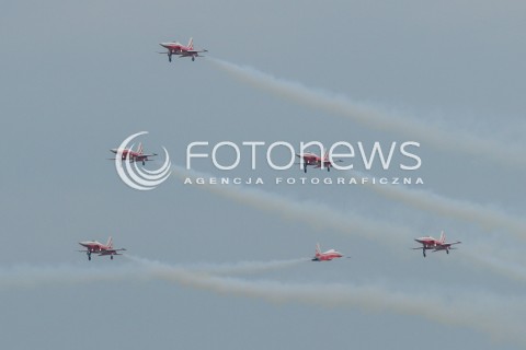  22.08.2015 RADOM <br />MIEDZYNARODOWE POKAZY LOTNICZE RADOM AIRSHOW 2015 <br />PODCZAS POKAZOW ZAPREZENTOWANYCH ZOSTANIE 180 STATKOW POWIETRZNYCH Z 22 KRAJOW <br />N/Z MIJANKA - SZWAJCARSKI ZESPOL AKROBACYJNY PATROUILLE SUISSE LATAJACY NA SAMOLOTACH NORTHROP F-5E TIGER II <br /> 
