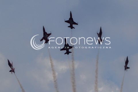  22.08.2015 RADOM <br />MIEDZYNARODOWE POKAZY LOTNICZE RADOM AIRSHOW 2015 <br />PODCZAS POKAZOW ZAPREZENTOWANYCH ZOSTANIE 180 STATKOW POWIETRZNYCH Z 22 KRAJOW <br />N/Z SZWAJCARSKI ZESPOL AKROBACYJNY PATROUILLE SUISSE LATAJACY NA SAMOLOTACH NORTHROP F-5E TIGER II<br /> 