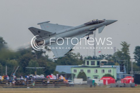  22.08.2015 RADOM <br />MIEDZYNARODOWE POKAZY LOTNICZE RADOM AIRSHOW 2015 <br />PODCZAS POKAZOW ZAPREZENTOWANYCH ZOSTANIE 180 STATKOW POWIETRZNYCH Z 22 KRAJOW <br />N/Z SAMOLOT MYSLIWIEC EUROFIGHTER TYPHOON WLOSKICH SIL POWIETRZNYCH<br /> 