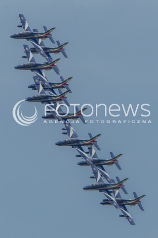  22.08.2015 RADOM <br />MIEDZYNARODOWE POKAZY LOTNICZE RADOM AIRSHOW 2015 <br />PODCZAS POKAZOW ZAPREZENTOWANYCH ZOSTANIE 180 STATKOW POWIETRZNYCH Z 22 KRAJOW <br />N/Z WLOSKI ZESPOL AKROBACYNY FRECCE TRICOLORI SAMOLOT AERMACCHI MB-339<br /> 