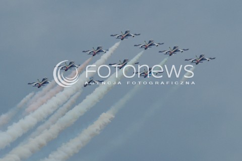  22.08.2015 RADOM <br />MIEDZYNARODOWE POKAZY LOTNICZE RADOM AIRSHOW 2015 <br />PODCZAS POKAZOW ZAPREZENTOWANYCH ZOSTANIE 180 STATKOW POWIETRZNYCH Z 22 KRAJOW <br />N/Z WLOSKI ZESPOL AKROBACYNY FRECCE TRICOLORI SAMOLOT AERMACCHI MB-339<br /> 