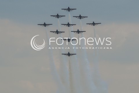  22.08.2015 RADOM <br />MIEDZYNARODOWE POKAZY LOTNICZE RADOM AIRSHOW 2015 <br />PODCZAS POKAZOW ZAPREZENTOWANYCH ZOSTANIE 180 STATKOW POWIETRZNYCH Z 22 KRAJOW <br />N/Z WLOSKI ZESPOL AKROBACYNY FRECCE TRICOLORI SAMOLOT AERMACCHI MB-339<br /> 