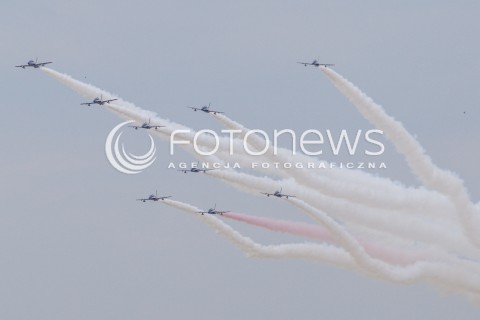  22.08.2015 RADOM <br />MIEDZYNARODOWE POKAZY LOTNICZE RADOM AIRSHOW 2015 <br />PODCZAS POKAZOW ZAPREZENTOWANYCH ZOSTANIE 180 STATKOW POWIETRZNYCH Z 22 KRAJOW <br />N/Z WLOSKI ZESPOL AKROBACYNY FRECCE TRICOLORI SAMOLOT AERMACCHI MB-339<br /> 