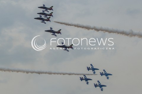  22.08.2015 RADOM <br />MIEDZYNARODOWE POKAZY LOTNICZE RADOM AIRSHOW 2015 <br />PODCZAS POKAZOW ZAPREZENTOWANYCH ZOSTANIE 180 STATKOW POWIETRZNYCH Z 22 KRAJOW <br />N/Z WLOSKI ZESPOL AKROBACYNY FRECCE TRICOLORI SAMOLOT AERMACCHI MB-339<br /> 