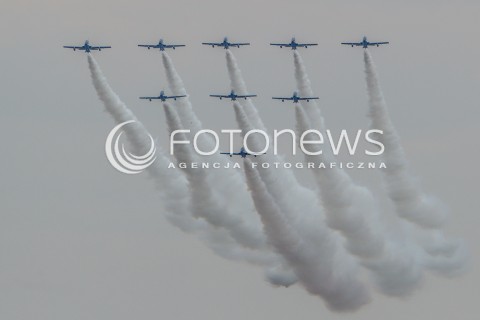  22.08.2015 RADOM <br />MIEDZYNARODOWE POKAZY LOTNICZE RADOM AIRSHOW 2015 <br />PODCZAS POKAZOW ZAPREZENTOWANYCH ZOSTANIE 180 STATKOW POWIETRZNYCH Z 22 KRAJOW <br />N/Z WLOSKI ZESPOL AKROBACYNY FRECCE TRICOLORI SAMOLOT AERMACCHI MB-339<br /> 