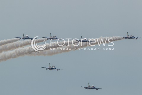  22.08.2015 RADOM <br />MIEDZYNARODOWE POKAZY LOTNICZE RADOM AIRSHOW 2015 <br />PODCZAS POKAZOW ZAPREZENTOWANYCH ZOSTANIE 180 STATKOW POWIETRZNYCH Z 22 KRAJOW <br />N/Z WLOSKI ZESPOL AKROBACYNY FRECCE TRICOLORI SAMOLOT AERMACCHI MB-339<br /> 