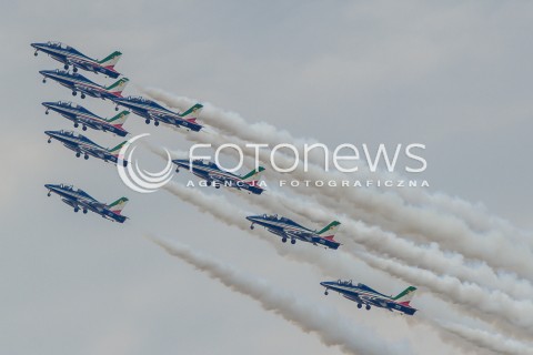  22.08.2015 RADOM <br />MIEDZYNARODOWE POKAZY LOTNICZE RADOM AIRSHOW 2015 <br />PODCZAS POKAZOW ZAPREZENTOWANYCH ZOSTANIE 180 STATKOW POWIETRZNYCH Z 22 KRAJOW <br />N/Z WLOSKI ZESPOL AKROBACYNY FRECCE TRICOLORI SAMOLOT AERMACCHI MB-339<br /> 