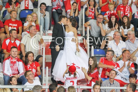  24.08.2015 TORUN ARENA<br />XIII MEMORIAL HUBERTA JERZEGO WAGNERA <br />MECZ POLSKA - FRANCJA ( MATCH POLAND - FRANCE ) <br />N/Z PARA MLODA NOWOZENCY PODCZAS MECZU NA TRYBUNACH - PODROZ POSLUBNA KIBICE KIBICUJA<br /> 