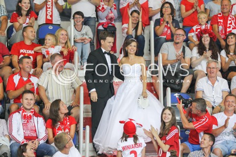  24.08.2015 TORUN ARENA<br />XIII MEMORIAL HUBERTA JERZEGO WAGNERA <br />MECZ POLSKA - FRANCJA ( MATCH POLAND - FRANCE ) <br />N/Z PARA MLODA NOWOZENCY PODCZAS MECZU NA TRYBUNACH - PODROZ POSLUBNA KIBICE KIBICUJA<br /> 