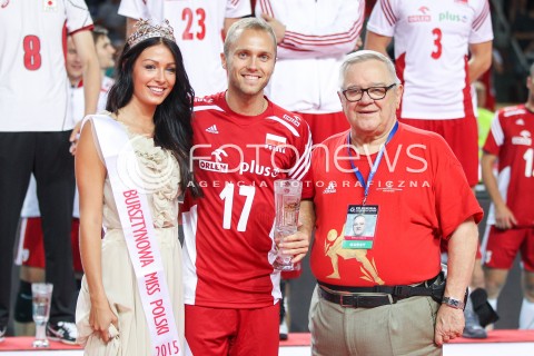  24.08.2015 TORUN ARENA<br />XIII MEMORIAL HUBERTA JERZEGO WAGNERA <br />CEREMONIA ZAKONCZENIA MEMORIALU UROCZYSTOSC DEKORACJA OPRAWA<br />N/Z REPREZENTACJA POLSKI - PIERWSZE MIEJSCE PUCHAR PAWEL ZATORSKI  <br />NAGRODA NAJLEPSZY LIBERO<br /> 