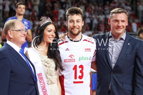  24.08.2015 TORUN ARENA<br />XIII MEMORIAL HUBERTA JERZEGO WAGNERA <br />CEREMONIA ZAKONCZENIA MEMORIALU UROCZYSTOSC DEKORACJA OPRAWA<br />N/Z REPREZENTACJA POLSKI - PIERWSZE MIEJSCE PUCHAR MICHAL KUBIAK PAWEL PAPKE PREZES PZPS <br />NAGRODA NAJLEPSZY ZAWODNIK TURNIEJU MVP<br /> 