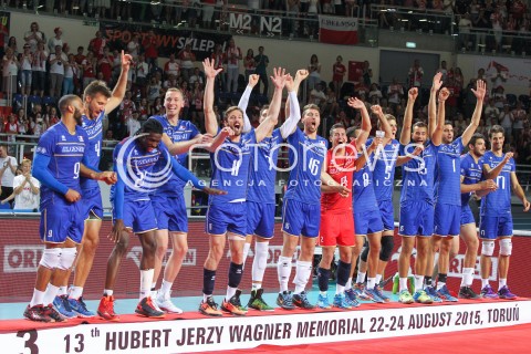  24.08.2015 TORUN ARENA<br />XIII MEMORIAL HUBERTA JERZEGO WAGNERA <br />CEREMONIA ZAKONCZENIA MEMORIALU UROCZYSTOSC DEKORACJA OPRAWA<br />N/Z REPREZENTACJA FRANCJI - TRZECIE MIEJSCE PUCHAR RADOSC EMOCJE JULIEN LYNEEL NICOLAS MARECHAL EARVIN NGAPETH <br /> 