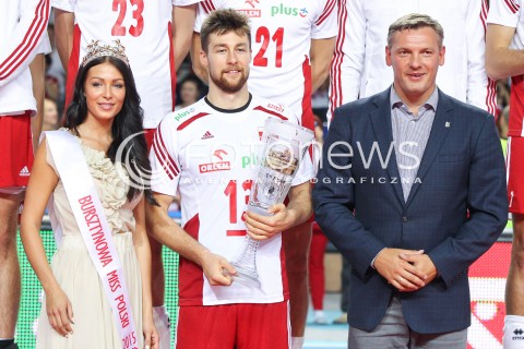  24.08.2015 TORUN ARENA<br />XIII MEMORIAL HUBERTA JERZEGO WAGNERA <br />CEREMONIA ZAKONCZENIA MEMORIALU UROCZYSTOSC DEKORACJA OPRAWA<br />N/Z REPREZENTACJA POLSKI - PIERWSZE MIEJSCE PUCHAR MICHAL KUBIAK PAWEL PAPKE PREZES PZPS <br />NAGRODA NAJLEPSZA DRUZYNA TURNIEJU<br /> 