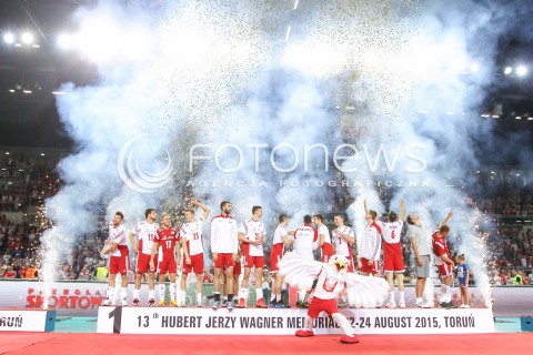  24.08.2015 TORUN ARENA<br />XIII MEMORIAL HUBERTA JERZEGO WAGNERA <br />CEREMONIA ZAKONCZENIA MEMORIALU UROCZYSTOSC DEKORACJA OPRAWA<br />N/Z REPREZENTACJA POLSKI - PIERWSZE MIEJSCE RADOSC WYGRANA EMOCJE PODIUM PUCHAR ZWYCIESTWO KONFETTI<br /> 