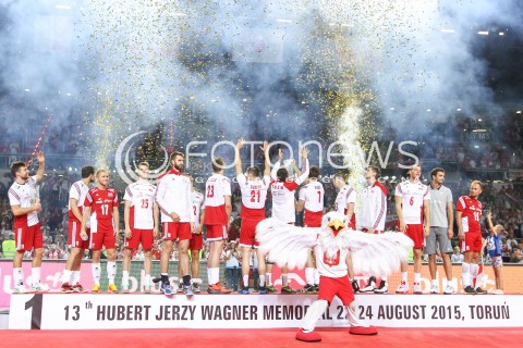  24.08.2015 TORUN ARENA<br />XIII MEMORIAL HUBERTA JERZEGO WAGNERA <br />CEREMONIA ZAKONCZENIA MEMORIALU UROCZYSTOSC DEKORACJA OPRAWA<br />N/Z REPREZENTACJA POLSKI - PIERWSZE MIEJSCE RADOSC WYGRANA EMOCJE PODIUM PUCHAR ZWYCIESTWO KONFETTI<br /> 