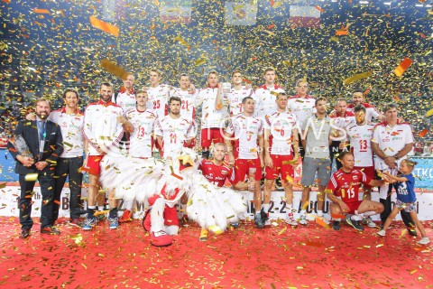  24.08.2015 TORUN ARENA<br />XIII MEMORIAL HUBERTA JERZEGO WAGNERA <br />CEREMONIA ZAKONCZENIA MEMORIALU UROCZYSTOSC DEKORACJA OPRAWA<br />N/Z REPREZENTACJA POLSKI - PIERWSZE MIEJSCE RADOSC WYGRANA EMOCJE PODIUM PUCHAR ZWYCIESTWO KONFETTI ZDJECIE GRUPOWE GRUPOWKA<br /> 