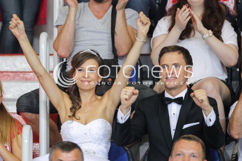  24.08.2015 TORUN ARENA<br />XIII MEMORIAL HUBERTA JERZEGO WAGNERA <br />MECZ POLSKA - FRANCJA ( MATCH POLAND - FRANCE ) <br />N/Z PARA MLODA NOWOZENCY PODCZAS MECZU NA TRYBUNACH - PODROZ POSLUBNA KIBICE KIBICUJA<br /> 