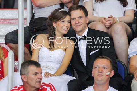  24.08.2015 TORUN ARENA<br />XIII MEMORIAL HUBERTA JERZEGO WAGNERA <br />MECZ POLSKA - FRANCJA ( MATCH POLAND - FRANCE ) <br />N/Z PARA MLODA NOWOZENCY PODCZAS MECZU NA TRYBUNACH - PODROZ POSLUBNA KIBICE KIBICUJA<br /> 