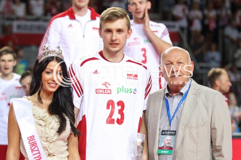  24.08.2015 TORUN ARENA<br />XIII MEMORIAL HUBERTA JERZEGO WAGNERA <br />CEREMONIA ZAKONCZENIA MEMORIALU UROCZYSTOSC DEKORACJA OPRAWA<br />N/Z REPREZENTACJA POLSKI - PIERWSZE MIEJSCE PUCHAR MATEUSZ BIENIEK MAREK KARBARZ <br />NAGRODA NAJLEPSIEJ ZAGRYWAJACY<br /> 