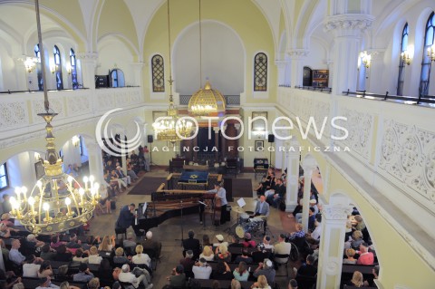  26.08.2015 WARSZAWA <br />FESTIWAL SINGERA <br />SYNAGOGA IM NOZYKOW <br />N/Z KUBA SIENKIEWICZ  WOJCIECH PULCYN SEBASTIAN FRANKIEWICZ<br /> 