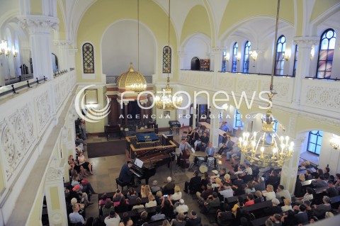  26.08.2015 WARSZAWA <br />FESTIWAL SINGERA <br />SYNAGOGA IM NOZYKOW <br />N/Z KUBA SIENKIEWICZ  WOJCIECH PULCYN SEBASTIAN FRANKIEWICZ<br /> 