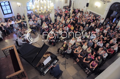  26.08.2015 WARSZAWA <br />FESTIWAL SINGERA <br />SYNAGOGA IM NOZYKOW <br />N/Z KUBA SIENKIEWICZ  WOJCIECH PULCYN SEBASTIAN FRANKIEWICZ<br /> 