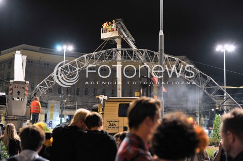  27.08.2015 WARSZAWA <br />DEMONTAZ TECZY NA PLACU ZBAWICIELA<br />N/Z ROBOTNICY DEMONTUJACY TECZE<br /> 