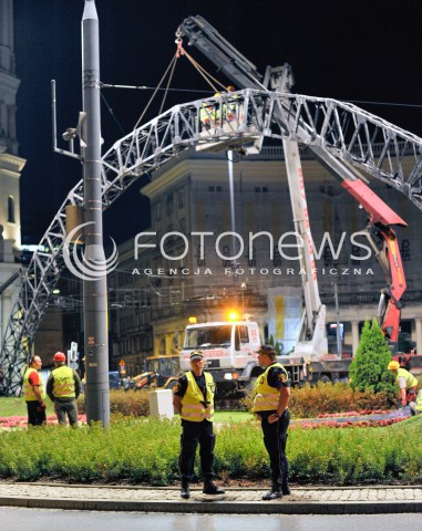  27.08.2015 WARSZAWA <br />DEMONTAZ TECZY NA PLACU ZBAWICIELA<br />N/Z ROBOTNICY DEMONTUJACY TECZE<br /> 