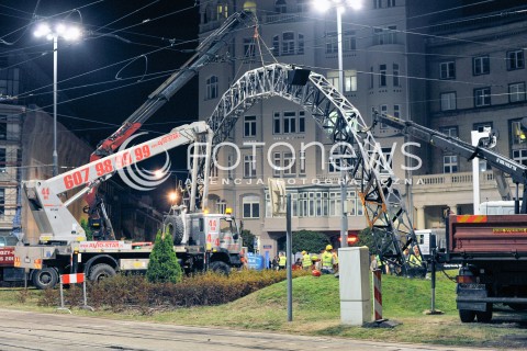  27.08.2015 WARSZAWA <br />DEMONTAZ TECZY NA PLACU ZBAWICIELA<br />N/Z ROBOTNICY DEMONTUJACY TECZE<br /> 