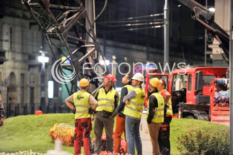  27.08.2015 WARSZAWA <br />DEMONTAZ TECZY NA PLACU ZBAWICIELA<br />N/Z ROBOTNICY DEMONTUJACY TECZE<br /> 