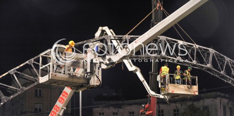  27.08.2015 WARSZAWA <br />DEMONTAZ TECZY NA PLACU ZBAWICIELA<br />N/Z ROBOTNICY DEMONTUJACY TECZE<br /> 