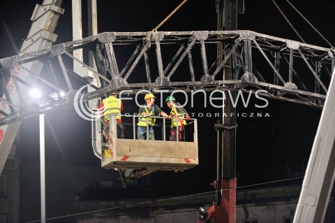  27.08.2015 WARSZAWA <br />DEMONTAZ TECZY NA PLACU ZBAWICIELA<br />N/Z ROBOTNICY DEMONTUJACY TECZE<br /> 