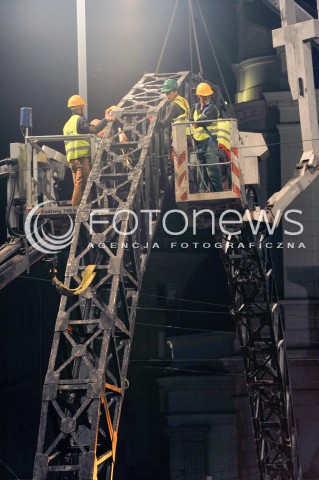  27.08.2015 WARSZAWA <br />DEMONTAZ TECZY NA PLACU ZBAWICIELA<br />N/Z ROBOTNICY DEMONTUJACY TECZE<br /> 
