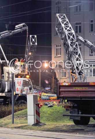  27.08.2015 WARSZAWA <br />DEMONTAZ TECZY NA PLACU ZBAWICIELA<br />N/Z ROBOTNICY DEMONTUJACY TECZE<br /> 