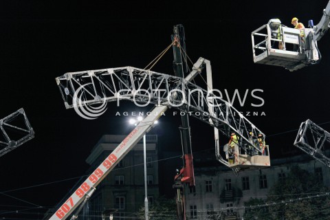  27.08.2015 WARSZAWA <br />DEMONTAZ TECZY NA PLACU ZBAWICIELA<br />N/Z ROBOTNICY DEMONTUJACY TECZE<br /> 