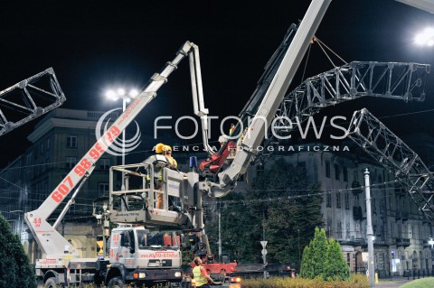  27.08.2015 WARSZAWA <br />DEMONTAZ TECZY NA PLACU ZBAWICIELA<br />N/Z ROBOTNICY DEMONTUJACY TECZE<br /> 